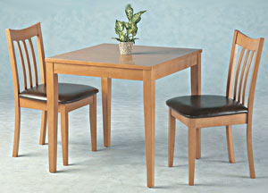 Деревянный обеденный стол и два венских стула.
